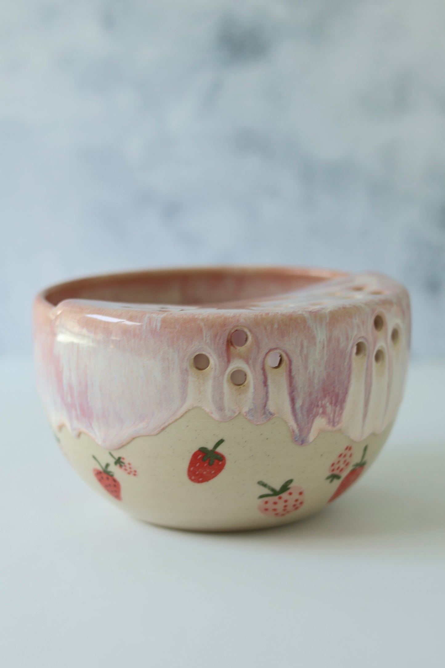 SECOND Berry Strainer Bowl | Strawberry | Handle Crack 30% OFF